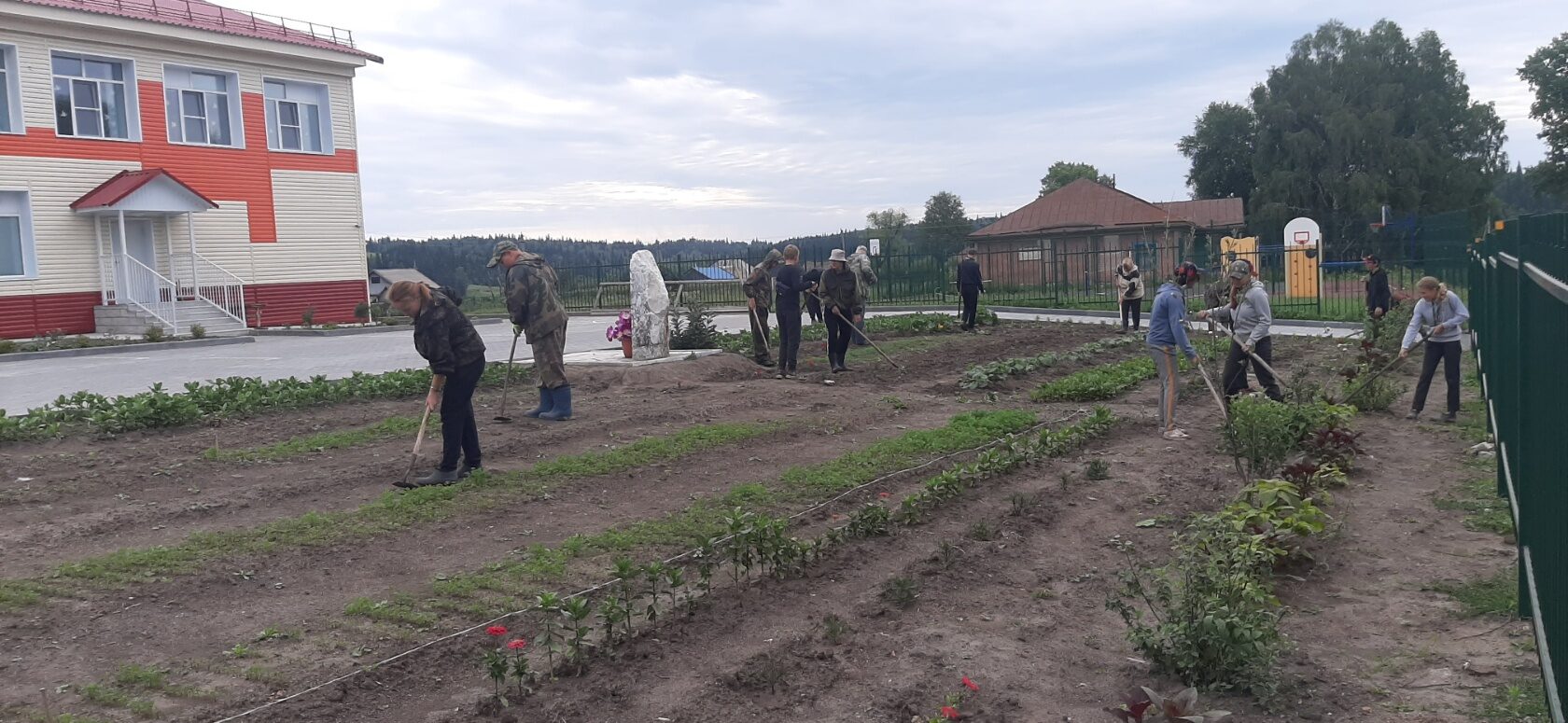 В школе несмотря на летние каникулы, кипит жизнь.